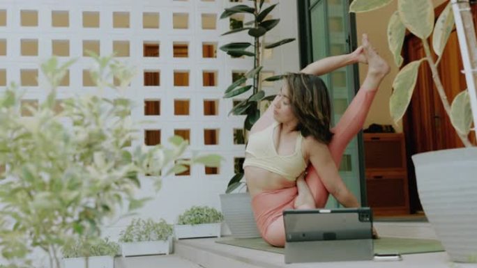 成年泰国妇女加入在线瑜伽课，练习专家并提高姿势。