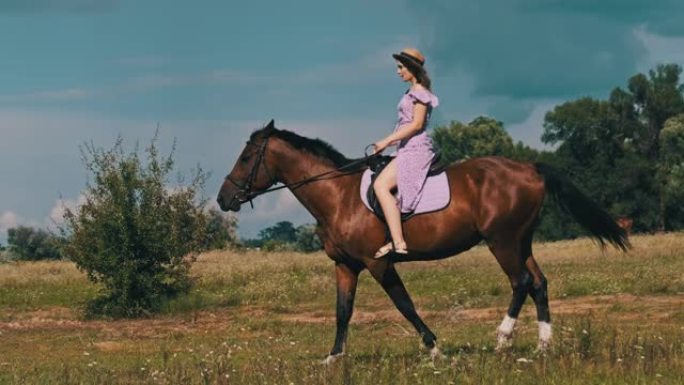 穿着夏装和帽子的年轻女子在农村田地骑马，慢动作