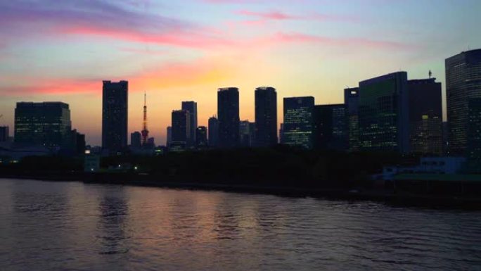 东京铁塔和黄昏的城市景观。