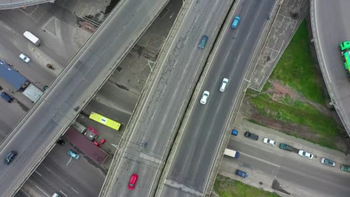 维杜比奇地铁站基辅带桥梁的交通枢纽鸟瞰图。城市中的汽车交通。