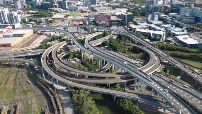 布里斯班Bowen Hills Express way、多车道高速公路和交汇处的4k鸟瞰图实时镜头