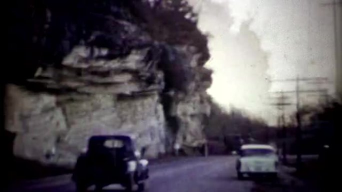 (20世纪50年代8毫米年份) 汽车经过悬崖