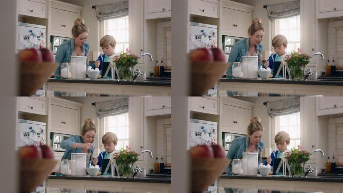 小男孩帮助母亲在厨房里烘烤混合配料烘烤饼干在家准备食谱，妈妈在周末教她的儿子