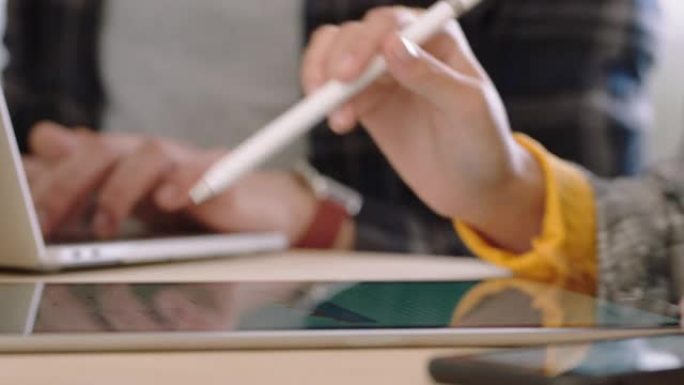 使用数字平板电脑在移动触摸屏设备的屏幕上显示商人信息的手写笔