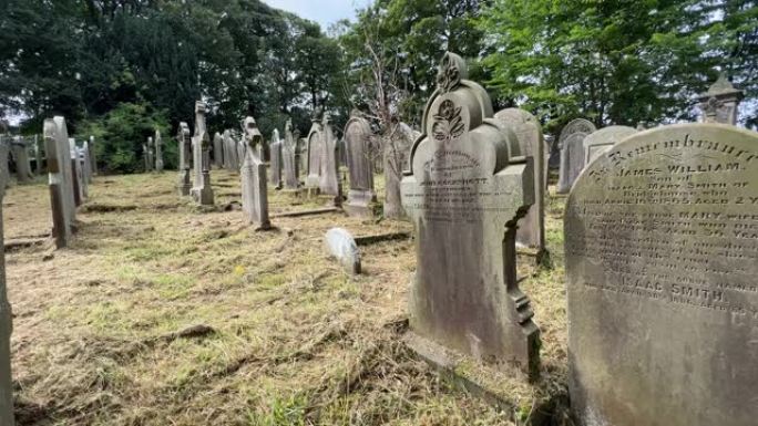 英格兰海沃思的勃朗特家族的圣迈克尔和所有天使教堂墓地的镜头