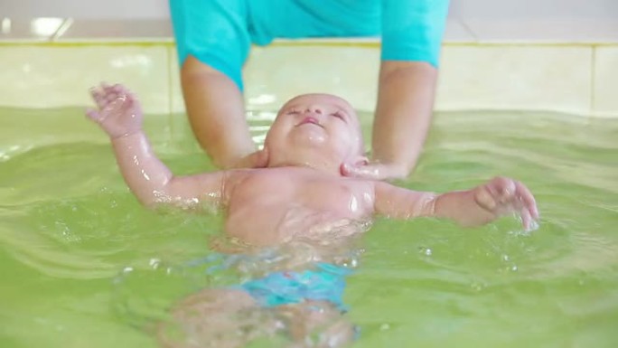 婴儿学习游泳