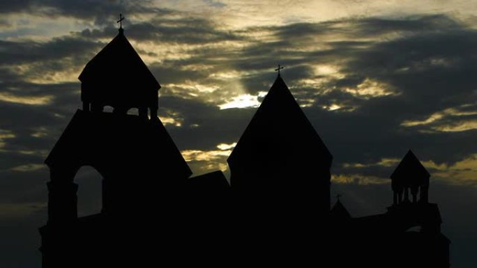 亚美尼亚修道院的圣埃奇米亚津日落云