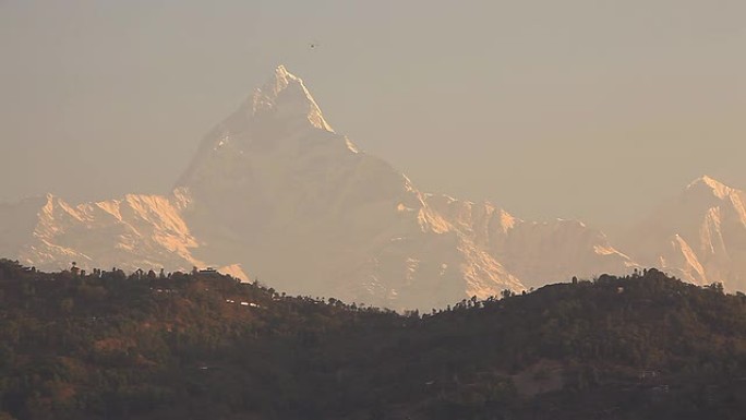 喜马拉雅山的机动悬挂式滑翔机。