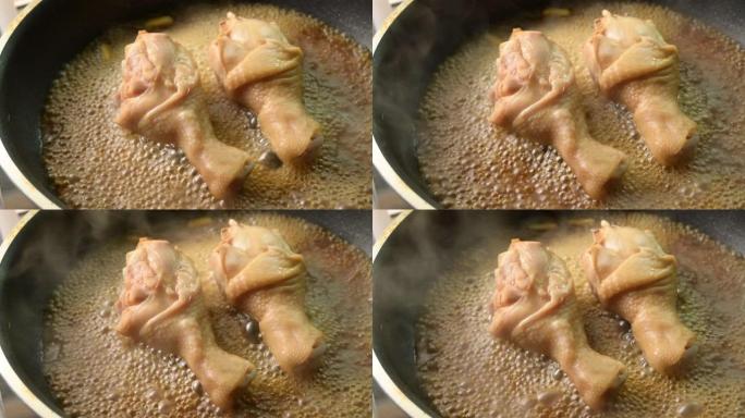 在锅中煮沸的热油酱鸡肉