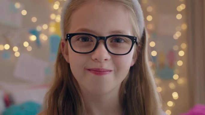 肖像书呆子小女孩戴着眼镜微笑快乐地看着相机童年的概念