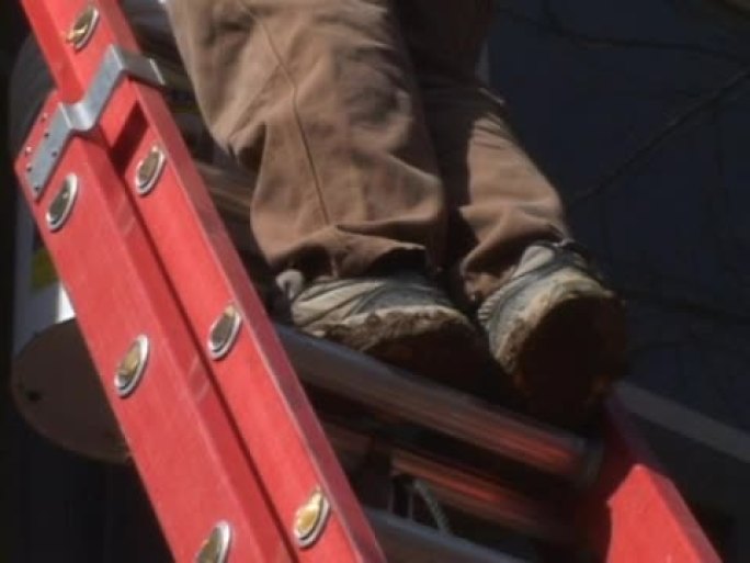 梯子上的泥泞工作靴