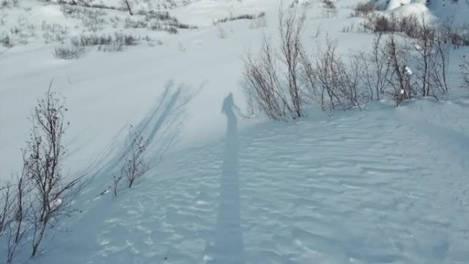 冬季在未触及的偏远山区的新鲜粉末雪上滑雪