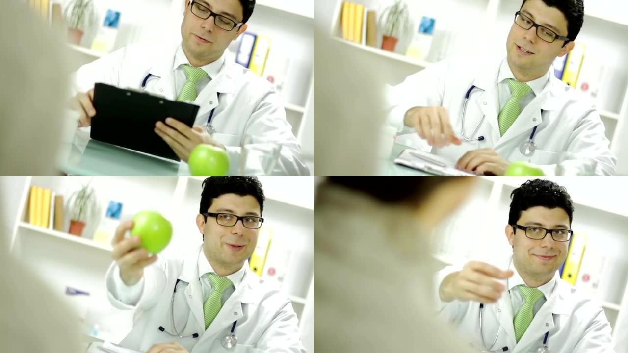 年轻医生提供水果青苹果女病人