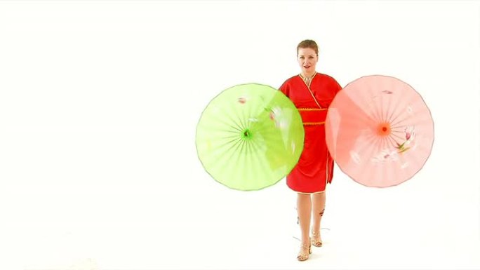 穿着中国服装的女孩转动两把雨伞。