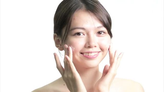 中国妇女在脸上涂抹面霜