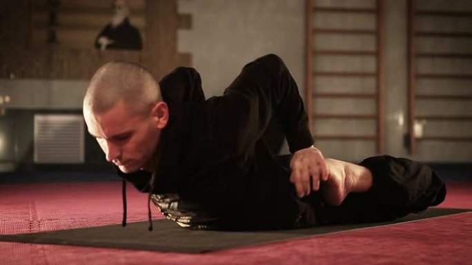 瑜伽教练展示腿部灵活运动