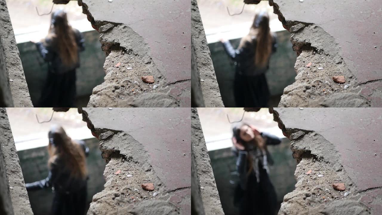 在废墟里跳着长发的女孩。