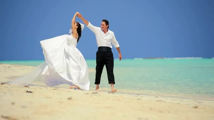 在海滩上穿着婚纱的高加索夫妇