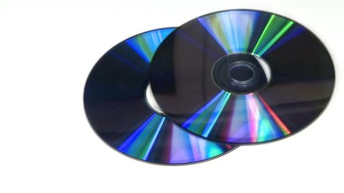 DVD蓝光在白色背景上旋转