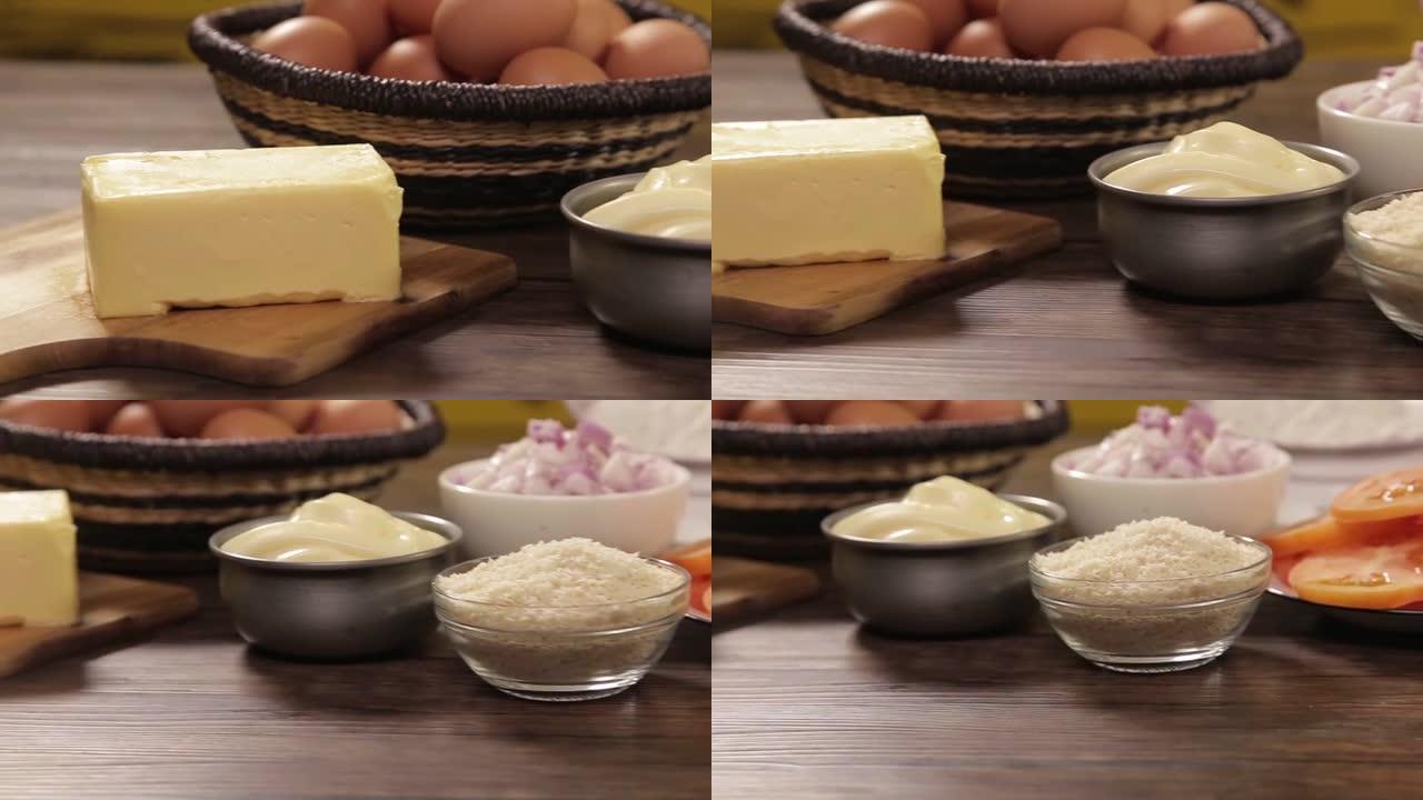 牛肉饼配料-白色碗中的面包块-滑块-从左到右