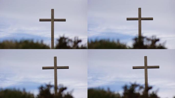 欧洲爱尔兰山顶，宗教悲痛景观背景横幅全景，十字架在山上，混凝土十字架在山顶，基督教十字架符号在山顶，