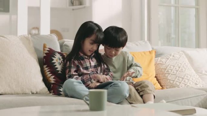 在家里使用数字平板电脑的亚洲小男孩和女孩