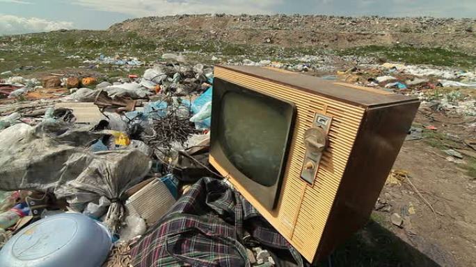 多莉: 垃圾填埋场废弃的老式电视