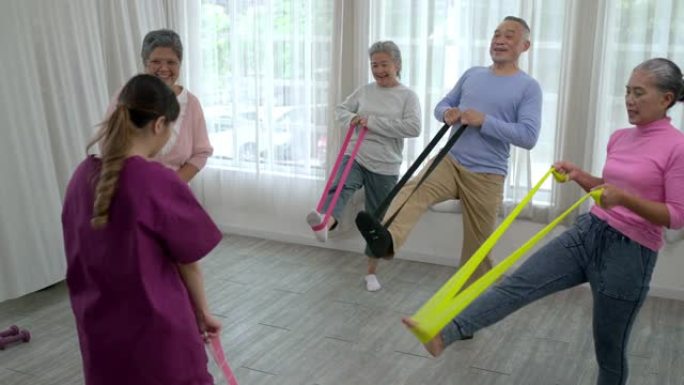 一群老年人喜欢在疗养院一起锻炼