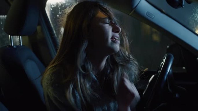 一个年轻女子在雨夜坐在车里，在收音机里听一首歌的肖像。女司机在车里等大雨停下来时玩得开心，跳舞和唱歌