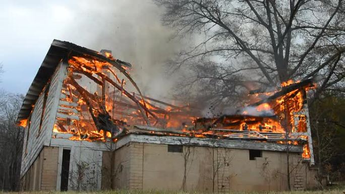 消防部门为训练演习设置的房屋火灾。