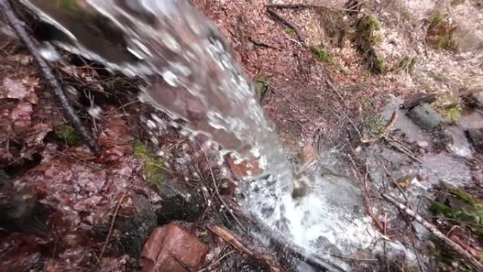 落叶林中的清澈瀑布慢动作，落水，自然体验