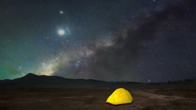 银河系下的黄色帐篷