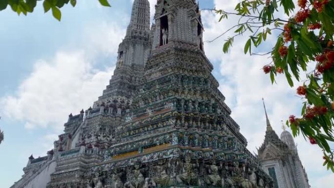 泰国首都的名片是佛教寺庙Wat Arun，黎明寺，它位于湄南河岸边