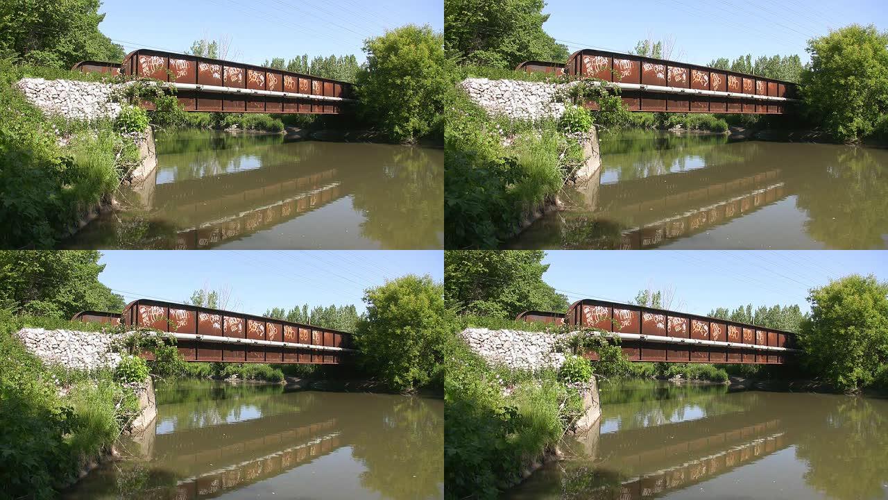 生锈的火车桥。夏季河。