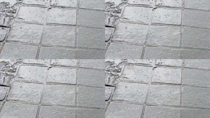 铺好的街道上的雨滴