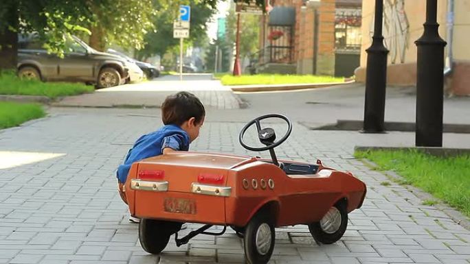 男孩检查玩具车