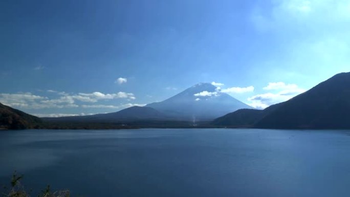 日本山梨县本津湖和富士山的秋季景观