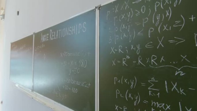 黑板上的公式和方程式