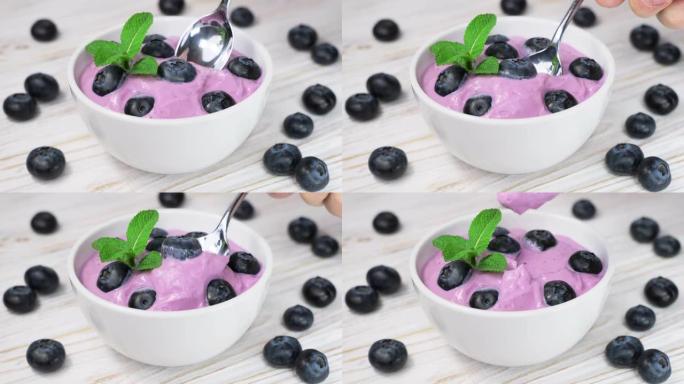蓝莓希腊酸奶配新鲜蓝莓。健康饮食素食素食。奶油蓝莓酸奶。早餐。希腊酸奶。酸奶