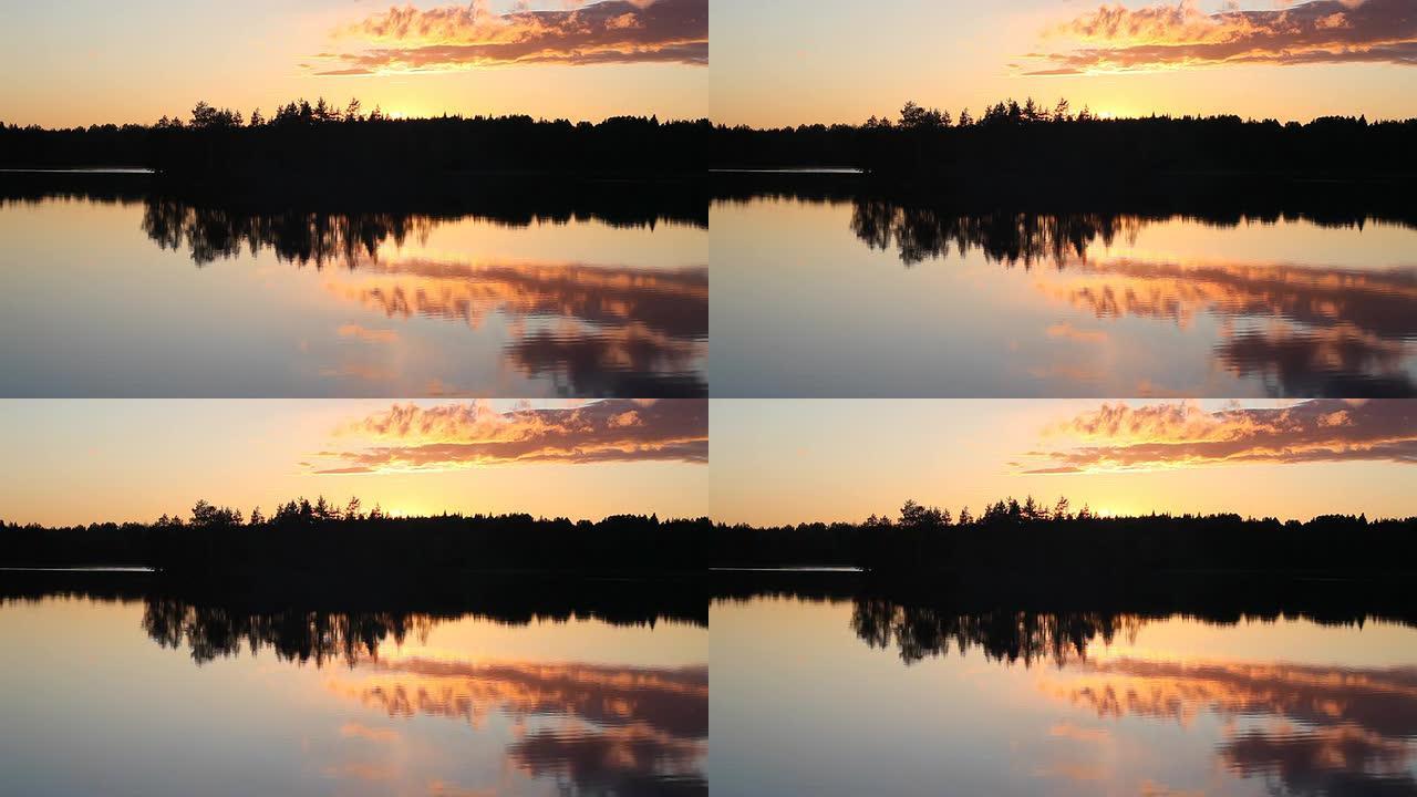 美丽的日落在森林湖与鸟的歌声反射