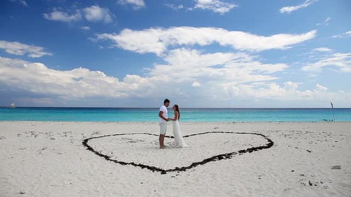 年轻美丽的新婚夫妇在海滩上相遇