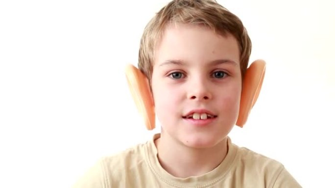 大塑料耳朵男孩