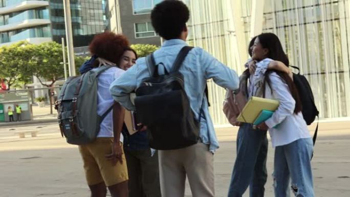 暑假过后，多种族的同学，青少年互相拥抱