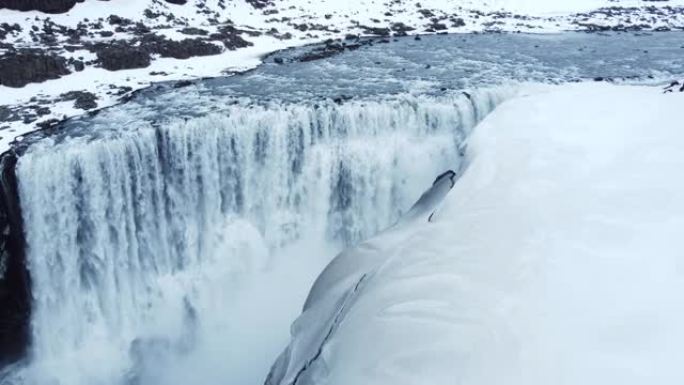 瀑布冬季边缘飞越风景史诗空中飞行冰岛著名瀑布周围的雪冰水流过高崖灵感史诗尺度自然冒险