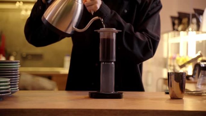 4k视频咖啡师正在咖啡馆酿造aeropress咖啡。aeropress替代方法冲泡咖啡的过程。用ae