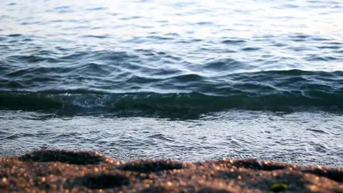 海滩上的波浪