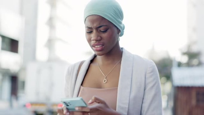 城市中的黑人妇女，愤怒和智能手机与联系，困惑和不安。非裔美国女性，女士和手机用于交流，阅读电子邮件，