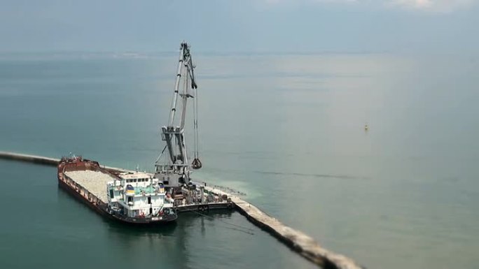 浮船站上的起重机正在修理码头