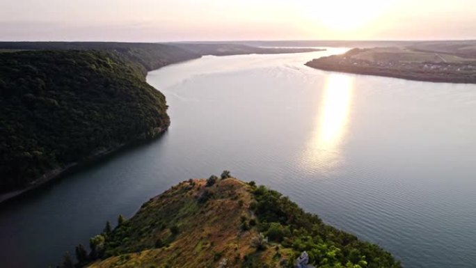 空中无人机视图。摄像机在河道上空飞行。悬崖山海岸，美丽的夏日大自然。惊人的背景。