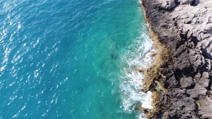 在Porto Katsiki海滩上触礁的大海鸟瞰图。莱夫卡达岛上夏季的热带绿松石海。